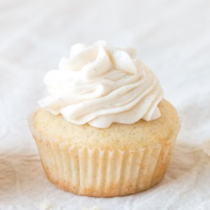 Vanilla-Cupcakes-550-2